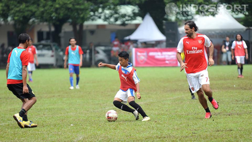 Arsenal nya Pires menang 60-37 atas tim yang terdiri dari fans Arsenal, yayasan Save The Children, dan 400 siswa dari 20 SSB.